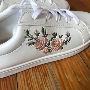 NWT! Floral Embroidered Skate Shoes, Size 9